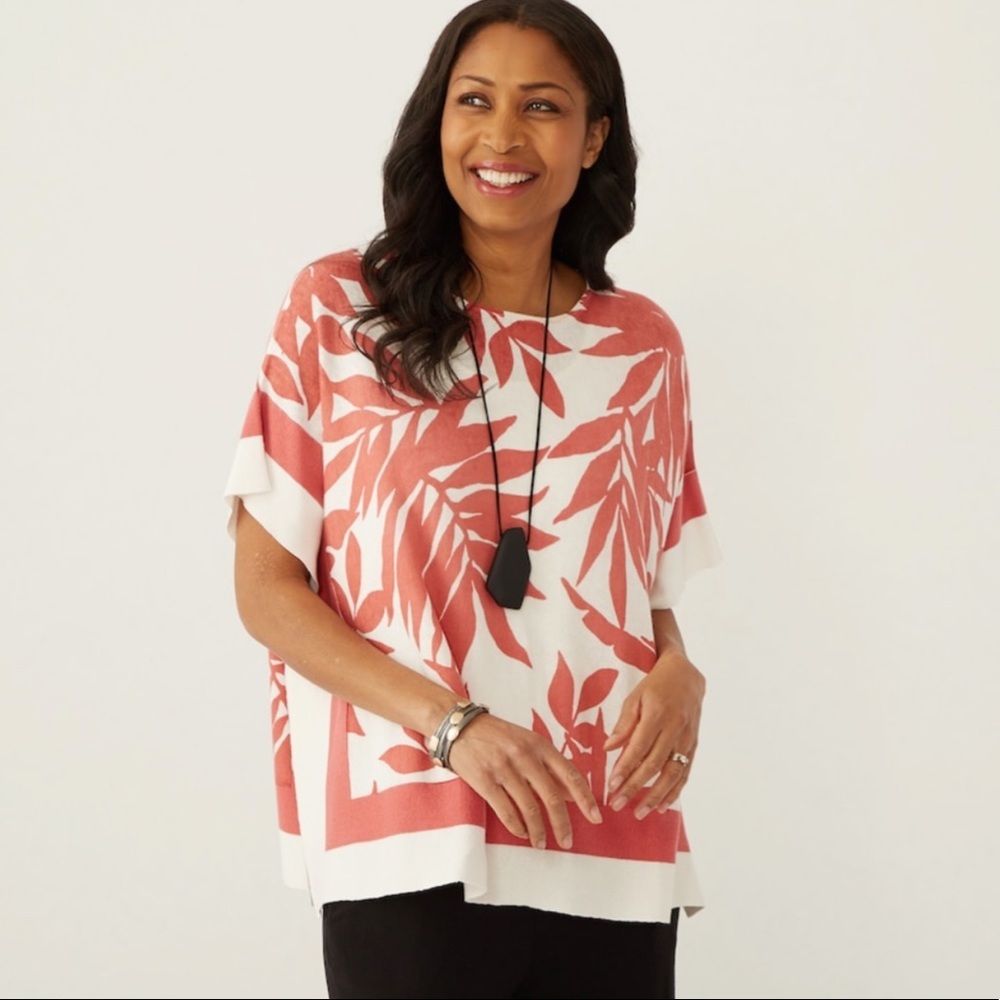 Nwt WYNNE LAYERS printed sweater knit poncho top, geranium